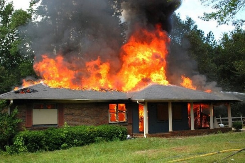 Ngủ mơ thấy căn nhà đang bắt đầu bốc cháy